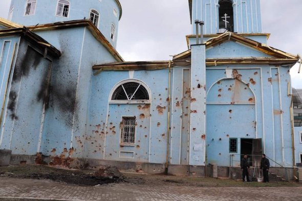 Рашисти обстріляли храм Різдва Пресвятої Богородиці в місті Дергачі на Харківщині. Він належить до Російської православної церкви в Україні. На фасаді — дірки від уламків, перед храмом — воронка від снаряду. Ударом вибило вікна. Окупанти влучили в недільну школу й лавку, де продавали ікони. Люди, які перебували у храмі, уціліли. Від початку війни російські терористи знищили 60 храмів у восьми областях України. Понад 50 громад від РПЦУ перейшли до Православної церкви України. Ще 100 планують зробити це до Великодня.