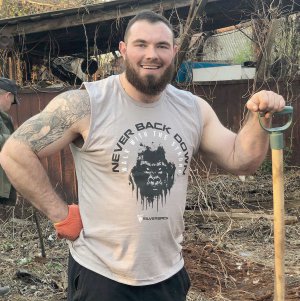 Киянин Олексій Новіков — один із наймолодших силачів в Україні. Найбільша вага, яку піднімав, — 600-кілограмова металева конструкція. Проніс її на плечах три метри