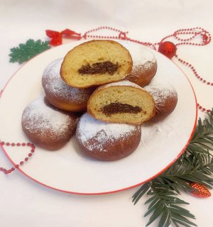 Пончики посипають цукровою пудрою після охолодження. Десерт можна начиняти маком чи густим варенням