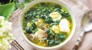 Зелений суп варять із кропиви, зеленої цибулі та курячої грудки. Подають зі сметаною та кільцями вареного яйця