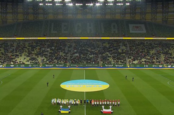 Футболісти "Лехії" та "Шахтаря" слухають гімн України перед благодійним матчем у Гданську