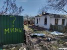 Село Андріївка окупанти обстрілювали снарядами різних калібрів. Від артилерійських ударів в населеному пункті пошкоджені хати, спалені автомобілі, зруйновані двори