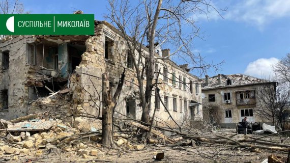 Наслідки обстрілу житлових кварталів у Миколаєві, 16 квітня. Фото: Суспільне Миколаїв