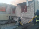 Окупанти не припиняють обстрілювати Луганщину. Під час нової атаки на Сіверськодонецьк, Новодружеськ та Кремінну виникли пожежі. Є потерпілі