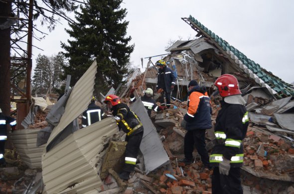 В Бородянке продолжают разбирать завалы: в уничтоженных многоэтажках находят тела людей