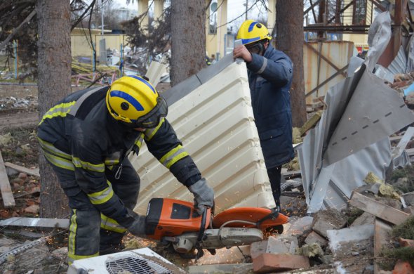 В Бородянке продолжают разбирать завалы: в уничтоженных многоэтажках находят тела людей