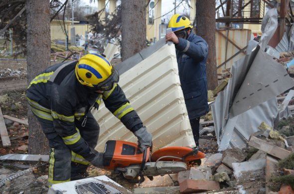 У Бородянці продовжують розбирати завали: в руїнах багатоповерхівок знаходять тіла людей