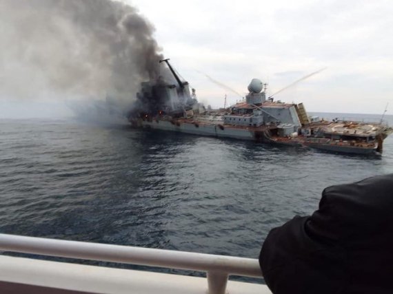Фото палаючого крейсера "Москва"