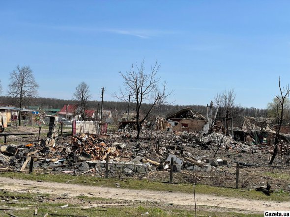 Від розбитих будинків залишились розкидані цеглини та пічки з димарями. Подекуди лежать обгоріли брудні речі селян, які рознесло від вибухів