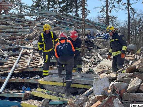 Робітники досі розбирають завали на стадіоні в Чернігові. Імовірно, під грудами каміння можуть лежати тіла загиблих працівників