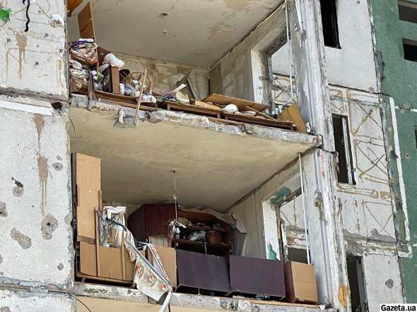 От панельного дома по ул. Черновола отлетели стены и балконы. В окнах выбиты стекла, а интерьер в квартирах может увидеть каждый прохожий