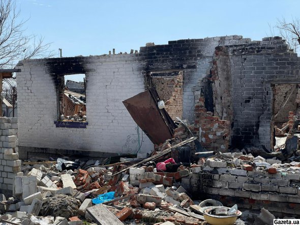 Кирпичные дома разрушены от обстрелов. Деревянные почти все сгорели. Россияне сбрасывали на Новоселовку ракеты, кассетные боеприпасы, авиабомбы