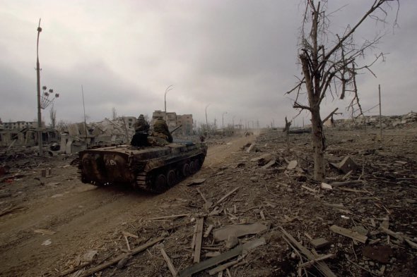 Російські солдати їдуть розбомбленим Грозним під час Другої чеченської війни, 2000 рік. У Росії злочини, скоєні солдатами, рідко розслідуються чи навіть зізнаються про них 