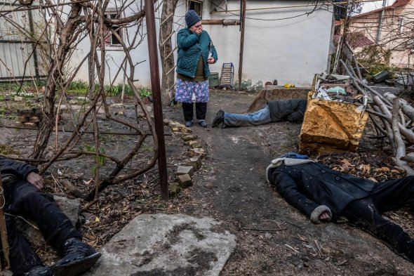 Тетяна Петрівна нажахана у саду, 4 квітня, у Бучі, де виявлено Романа Гаврилюка, його брата Сергія Духлі та невстановлену жертву 