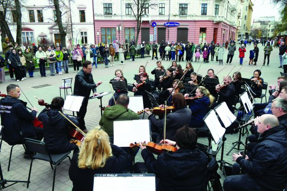 Музиканти симфонічного оркестру обласної філармонії виступають на підтримку Збройних сил України в Івано-Франківську 12 квітня
