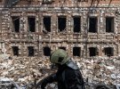 Президент Украины Владимир Зеленский показал разрушенные оккупантами здания, уничтоженные стадионы и разбитые жилые кварталы