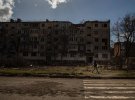 Президент України Володимир Зеленський показав зруйновані  окупантами  будинки, знищені стадіони та розбиті житлові квартали