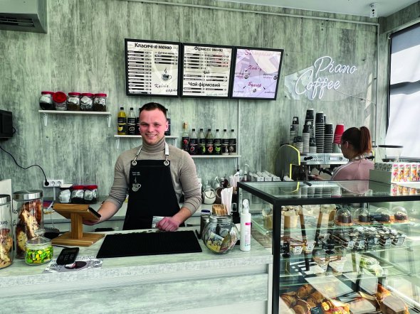 Сарничанин 29-річний Дмитро Мамонець стоїть за прилавком у кав’ярні Pianocoffe. Відкрив її на початку війни. Загалом має шість закладів