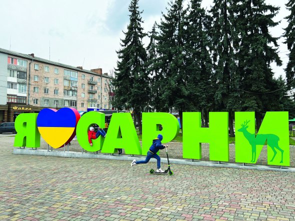 Центральна площа 30-тисячного містечка Сарни, неділя, 10 квітня 2022 року. До кордону з Білоруссю звідси 80 кілометрів