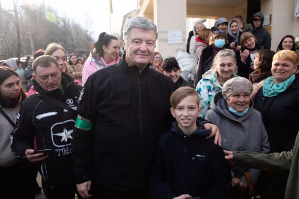 Сегодня в волонтерский центр в Днепре доставили несколько грузовиков с продуктовыми наборами, средствами гигиены