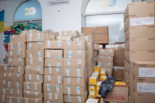 Сьогодні у волонтерський центр у Дніпрі доправили кілька вантажівок з продуктовими наборами, засобами гігієни