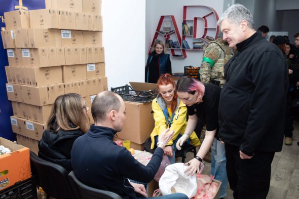 Сьогодні у волонтерський центр у Дніпрі доправили кілька вантажівок з продуктовими наборами, засобами гігієни