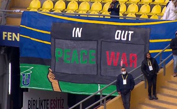 Банер перед благодійним матчем "Шахтаря" та "Фенербахче": мир має замінити війну