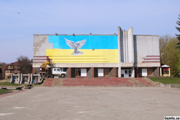 На фасаді Охтирського міського центру культури та дозвілля намалювали великий мурал із українським прапором  та голубом - символом миру