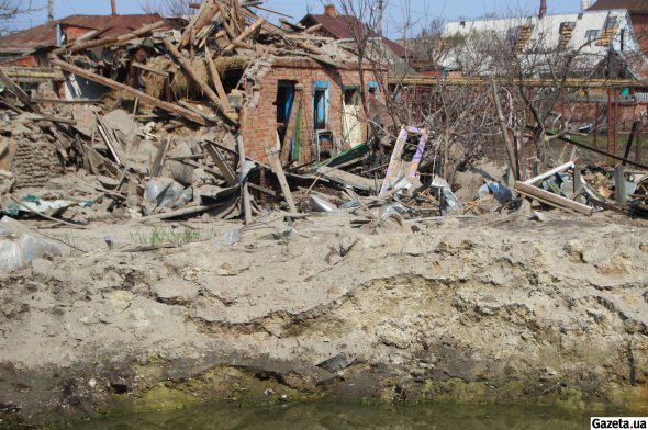 Россияне сбрасывали на спальные районы Ахтырки "вакуумные бомбы" - авиабомбы объемного взрыва, что привело к массивным разрушениям жилых домов. Глубокие воронки залило водой из поврежденного городского водопровода