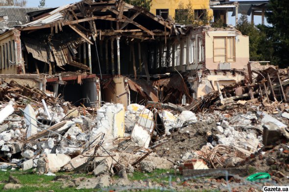 Росіяни скидали на спальні райони Охтирки "вакуумні бомби" - авіабомби об'ємного вибуху, що призвело до масивних руйнувань житлових будинків