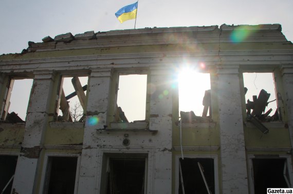 Зруйнована будівля Охтирської міської ради після обстрілу в ніч на 8 березня