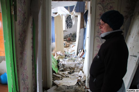 Жителька Охтирки Наталія Івахненко у зруйнованому російською авіабомбою власному будинку