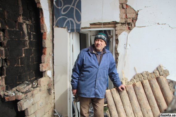 Житель Ахтырки Владимир Ивахненко в шоке от того, что их семейный дом полностью разрушен российской авиабомбой