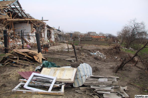 Супруги Ивахненко второй месяц пытаются самостоятельно убрать с участка обломки разрушенного российской бомбой дома
