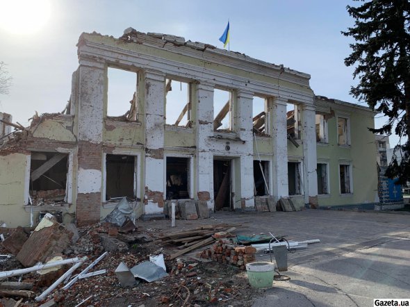 Від міської ради Охтирки залишився тільки фасад. Попри це над нею продовжує майоріти українськи прапор
