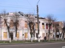 У ніч на 8 березня центр Охтирки зазнав обстрілів та бомбардування, внаслідок чого були зруйновані або пошкоджені адміністративні та житлові будівлі