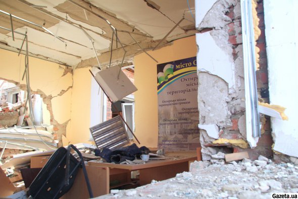 Разрушенное здание Ахтырского городского совета после обстрела в ночь на 8 марта