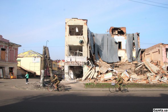 В ніч на 8 березня центр Охтирки зазнав обстрілів та бомбардування, внаслідок чого були зруйновані або пошкоджені адміністративні та житлові будівлі