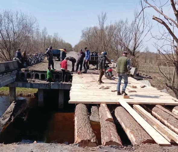 Жителі села Смяч на Чернігівщині ремонтують міст, пошкоджений російськими військами. — Після того, як окупанти підірвали міст між Заріччям та Смяччю, селяни залишилися відрізаними від центру громади. Не могли добратися до лікарні, доставити хліб. Замість 12 метрів мосту була прірва, — повідомили в Сновській міськраді. У Чернігівській області під час бойових дій знищено або пошкоджено 20 мостів і шляхопроводів.