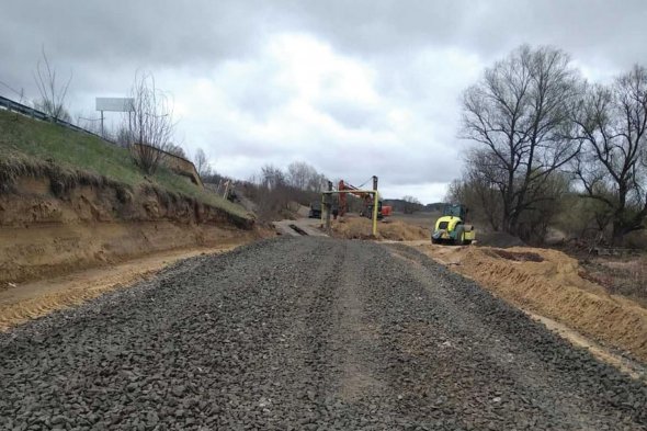 На Чернігівщині дорожні служби відновлюють і розчищають дороги. Облаштовують тимчасові об’їзди зруйнованих мостів. Задіяно до 50 працівників, 20 одиниць техніки. Під час бойових дій у Чернігівській області пошкодили 626 кілометрів доріг.