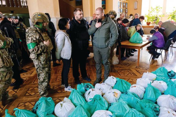 Селище Рогань на Харківщині звільнили від російських окупантів. ”Росіяни безжально знищували селище. Половина будівель практично без дахів, 70 відсотків — без вікон. Вщент вигоріли від прямих попадань снарядів — 27. Місцева влада та комунальні служби роблять все, щоб забезпечити жителів електрикою, водопостачанням. Усувають аварійні наслідки на газопроводах”, — написав у соцмережі голова Харківської військово-цивільної адміністрації 38-річний Олег Синєгубов. Побував у звільненому селищі 15 квітня. До Рогані привезли майже 2500 наборів продуктів, засобів гігієни, медикаментів.