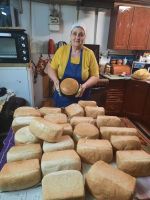 Любов Євтєєва - матір Віталія, випекла перший хліб з борошна власного виробництва та допомагала перший місяць - пекла благодійний хліб удома
