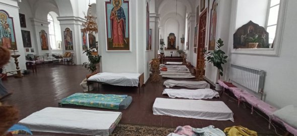В дни, когда Ахтырку бомбили российские самолеты, в Архистратиго-Михайловском храме организовали общежитие для местных жителей.