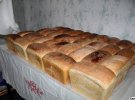 Свіжовипечений гусинський хліб "відпочиває" на столі у волонтерській пекарні