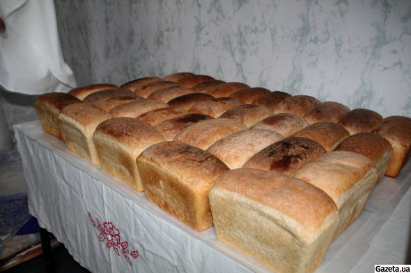 Свіжовипечений гусинський хліб "відпочиває" на столі у волонтерській пекарні