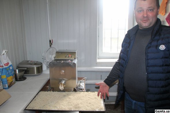Підприємець Віталій Євтєєв показує прес для макаронів, який для гуманітарного центру при Архистратиго-Михайлівській церкві закупили силами фонду "Життєлюб"