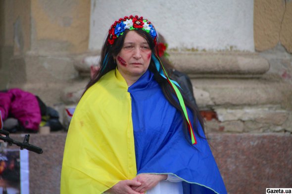 У Полтаві на площі перед обласним театром провели акцію "Врятуйте Маріуполь – зупиніть геноцид!" на підтримку українських військових та цивільних людей, які  заблоковані в місті російськими окупаційними військами