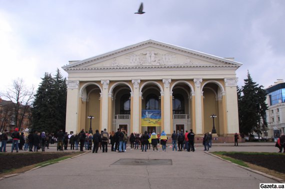 У Полтаві на площі перед обласним театром провели акцію "Врятуйте Маріуполь – зупиніть геноцид!" на підтримку українських військових та цивільних людей, які  заблоковані в місті російськими окупаційними військами