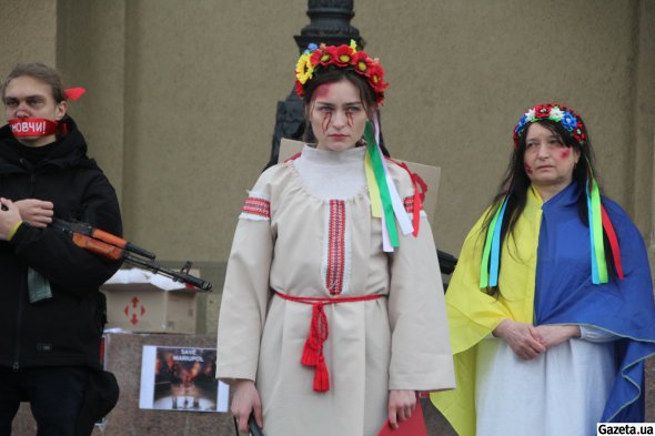 У Полтаві на площі перед обласним театром провели акцію "Врятуйте Маріуполь – зупиніть геноцид!" на підтримку українських військових та цивільних людей, які  заблоковані в місті російськими окупаційними військами