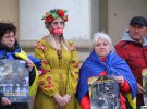 У Полтаві на площі перед обласним театром провели акцію "Врятуйте Маріуполь – зупиніть геноцид!" на підтримку українських військових та цивільних людей, які  заблоковані в місті російськими окупаційними військами